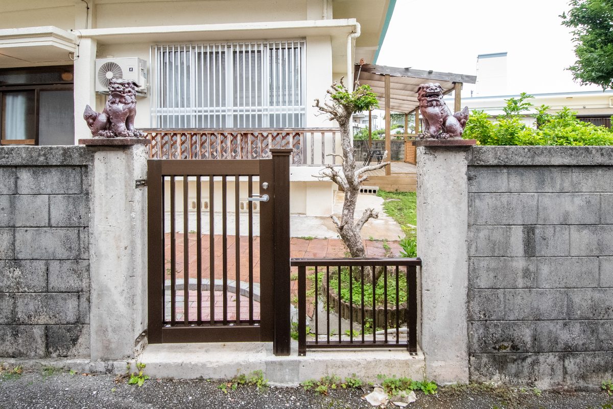 沖縄県南城市知念、シーサーが迎えるTiareHome知念の門構え